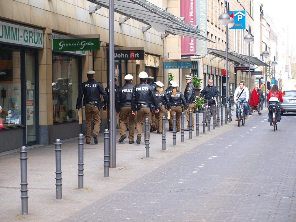 Suchmassnahmen am Koelner Neumarkt nach Raubueberfall im Parkhaus Wolfstr P24.JPG